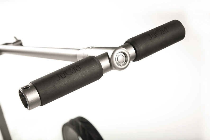 Chariot de golf électrique JuCad Ghost Titan 2.0 - le Titan pliable avec prise en main confortable